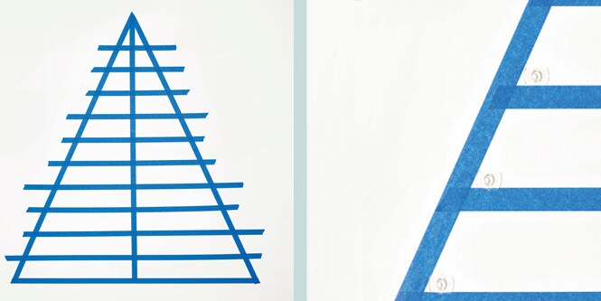Taśma ScotchBlue™ na ścianie z haczykami samoprzylepnymi przezroczystymi Command™
